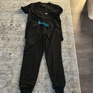 Figs Black scrub set - like new